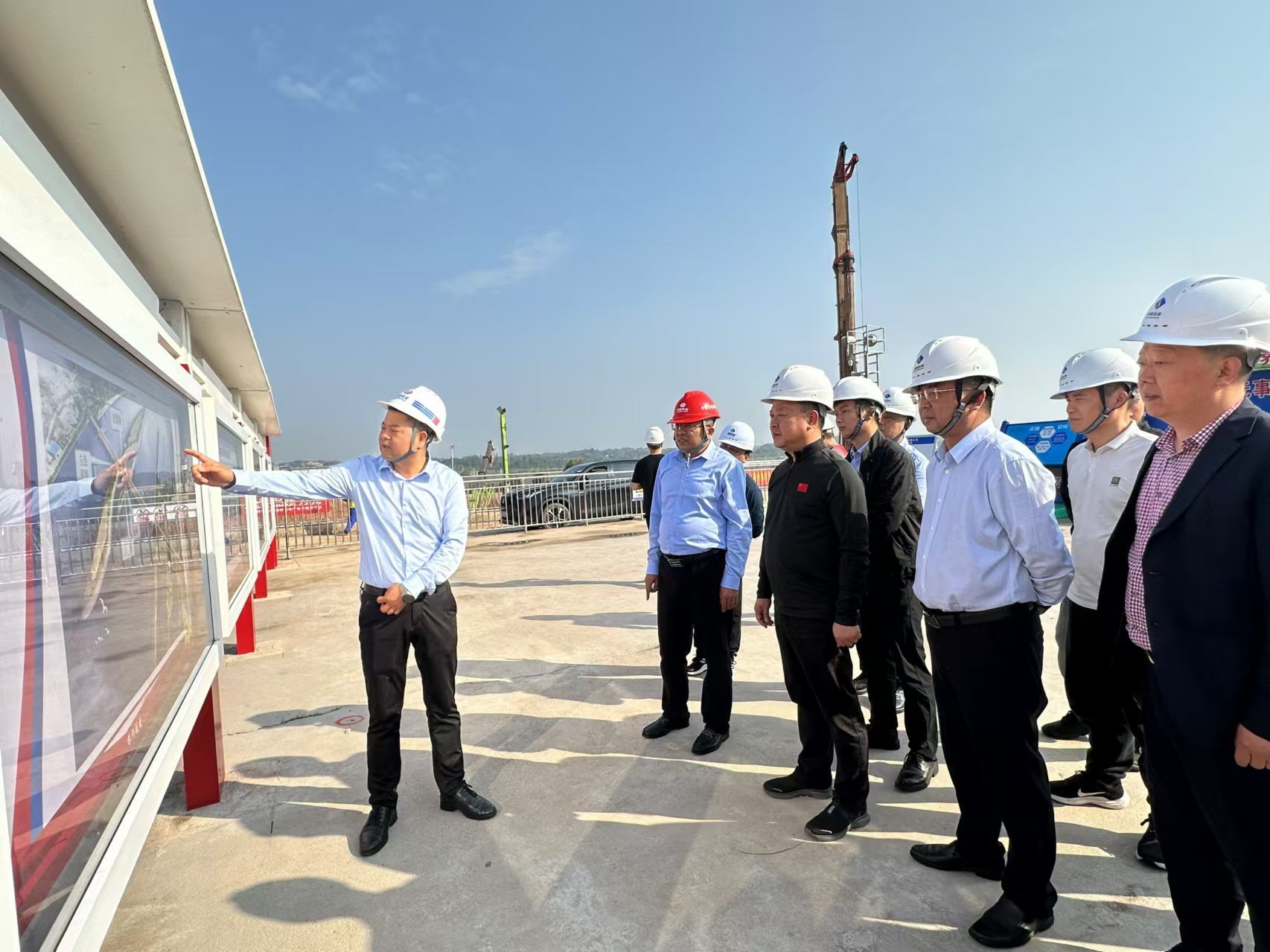 淥口區(qū)區(qū)委書記李曉彤一行赴株洲航電擴(kuò)機(jī)工程項(xiàng)目現(xiàn)場(chǎng)調(diào)研