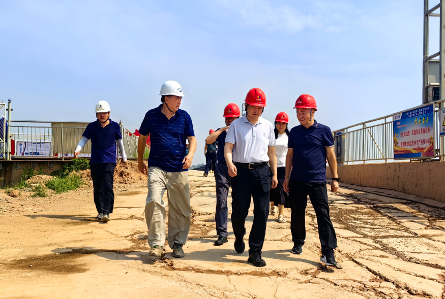 張小雁赴株洲航電開展項(xiàng)目建設(shè)攻堅(jiān)調(diào)研和“夏送清涼”慰問活動(dòng)